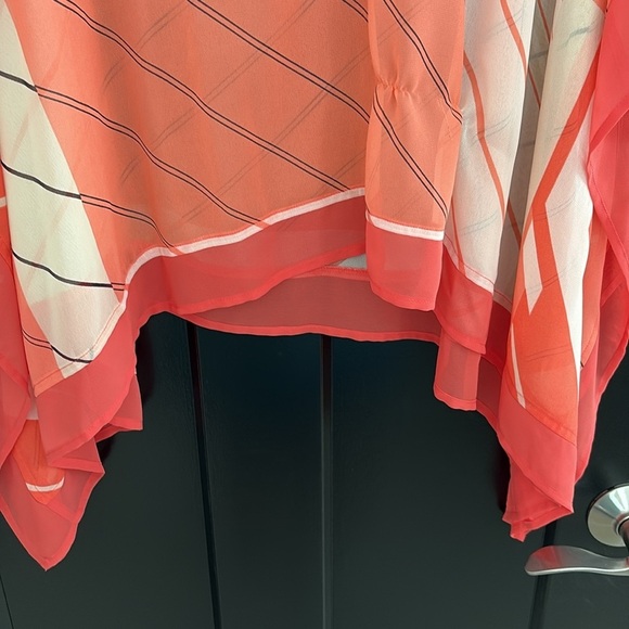 Lane Bryant Coral & Cream/Off White Geometric Asymmetrical Tunic. Size 22/24. - Picture 7 of 13